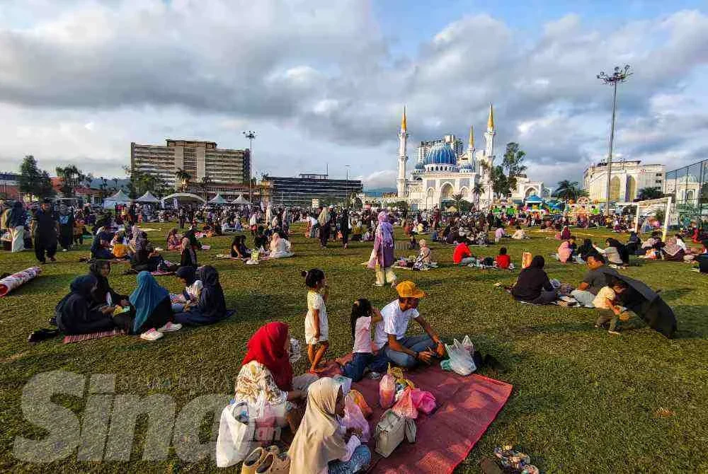 Keindahan latar belakang Masjid Negeri Sultan Ahmad Shah yang ikonik menambah daya tarikan pengunjung untuk menikmati suasana petang yang tenang di Padang MBK 1, Kuantan.
