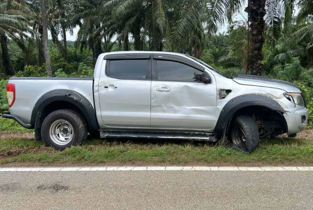 Penunggang dan pembonceng motosikal maut dirempuh pemandu pikap positif dadah di Jalan Rencong, Lenga Muar. - Foto PDRM