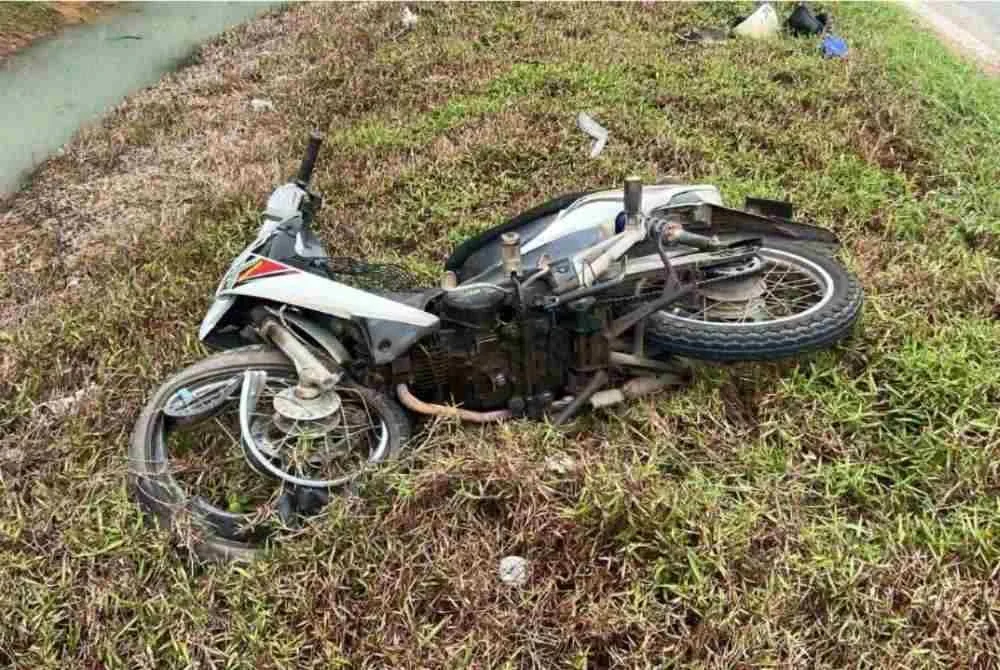 Penunggang dan pembonceng motosikal maut dirempuh pemandu pikap positif dadah di Jalan Rencong, Lenga Muar. - Foto PDRM