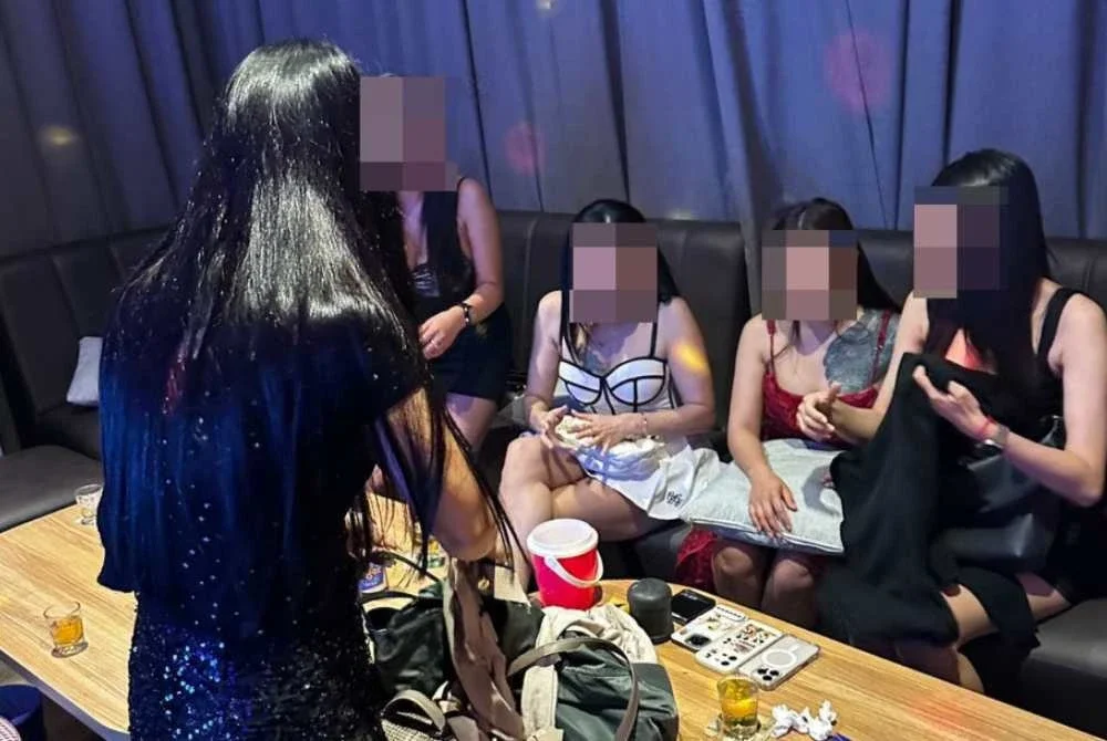 Antara wanita warga asing yang ditahan JIM di sekitar Johor Bahru untuk siasatan kes manipulasi sistem permohonan Pembantu Rumah Asing (PRA). Foto JIM