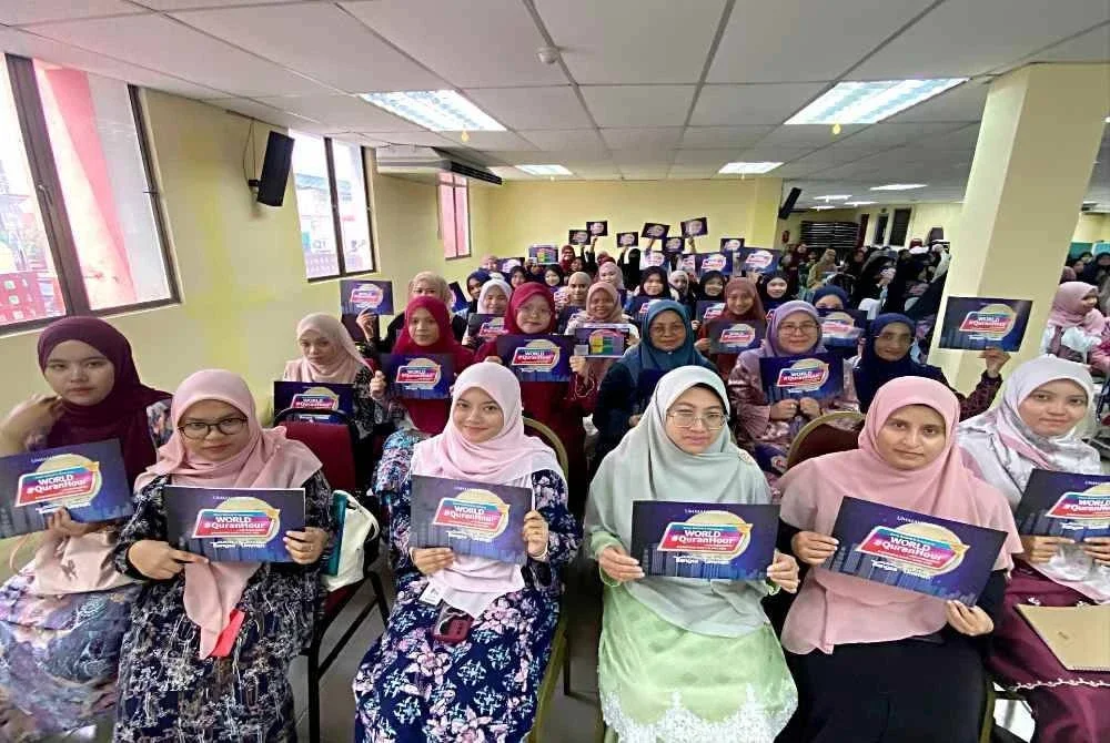 Para pelajar juga tidak ketinggalan mempergiatkan kempen World #QuranHour
Foto:SINAR HARIAN/HAZELEN LIANA KAMARUDIN
