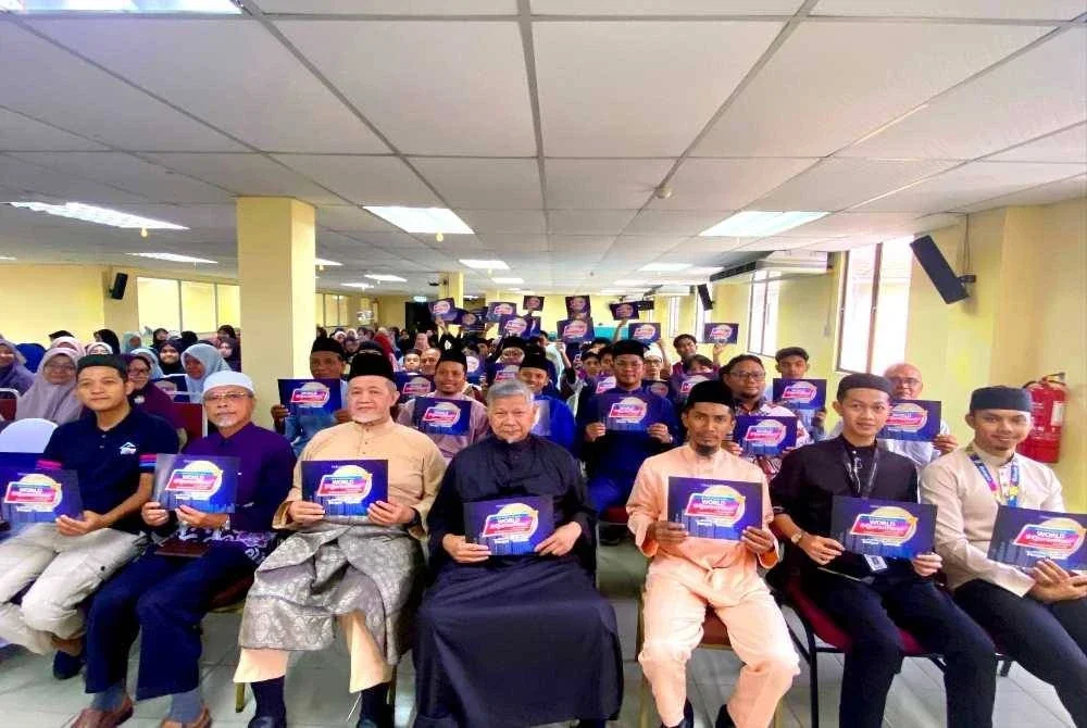 Abdullah (tengah) bersama tenaga pengajar dan pelajar memberikan sokongan kepada kempen World #QuranHour anjuran Persatuan Rumah Ngaji Negeri Kelantan (PRNNK) yang berlangsung di Dewan Utama KTD, Kota Bharu pada Khamis.
Foto: SINAR HARIAN/HAZELEN LIANA KAMARUDIN