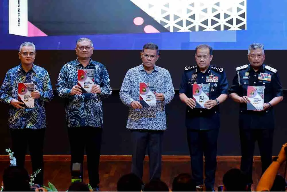 Menteri Dalam Negeri, Datuk Seri Saifuddin Nasution Ismail (tengah) meluncurkan buku Strategi Pencegahan Rasuah (IACS) Jabatan Imigresen Malaysia pada Perhimpunan Bulanan Kementerian Dalam Negeri di Kompleks Setia Perkasa pada Khamis.
Turut sama Timbalan Menteri Dalam Negeri, Datuk Seri Dr Shamsul Anuar Nasarah (dua, kiri), Timbalan Ketua Setiausaha (Dasar dan Kawalan), Datuk Makhzan Mahyuddin (kiri), Ketua Polis Negara, Datuk Seri Mohd Khalid Ismail (dua, kanan) dan Ketua Pengarah Imigresen, Datuk Zakaria Shaaban (kanan). Foto Bernama