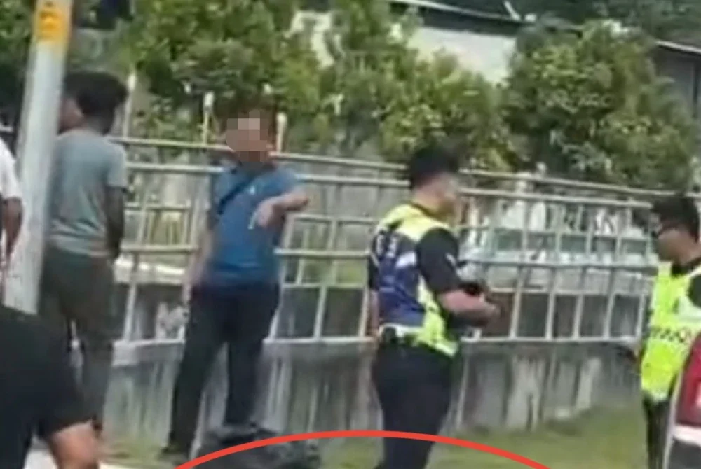 Tangkap layar rakaman video tular memaparkan seorang lelaki disyaki suspek yang cedera selepas dilanggar sebuah kenderaan di Taman Seri Kapar, Klang pada Isnin.