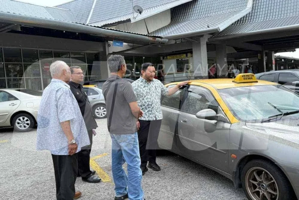 Mohd Ridhwan (kanan) meninjau operasi kereta sewa di Melaka Sentral.