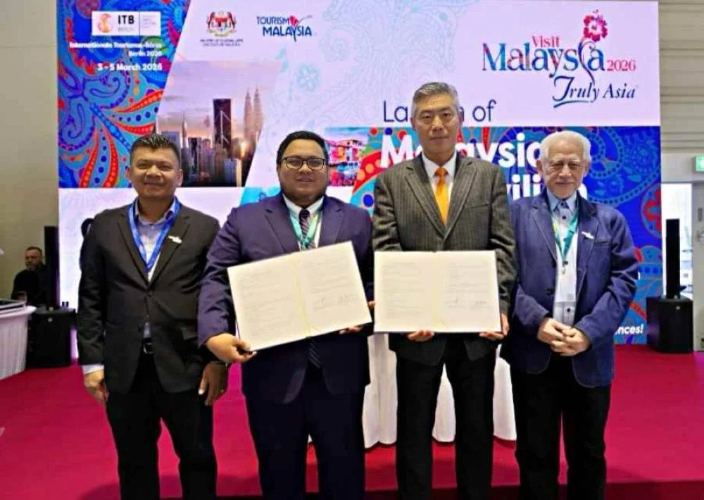 Wakil Inspire Travel Malaysia Sdn Bhd, Afiq Hassan (dua dari kiri) selepas menandatangani kontrak pelancongan dengan Syarikat Topview Holiday Japan Co. Ltd sambil diiringi Kamarudin (kanan) dan Mohd Azwan (kiri).