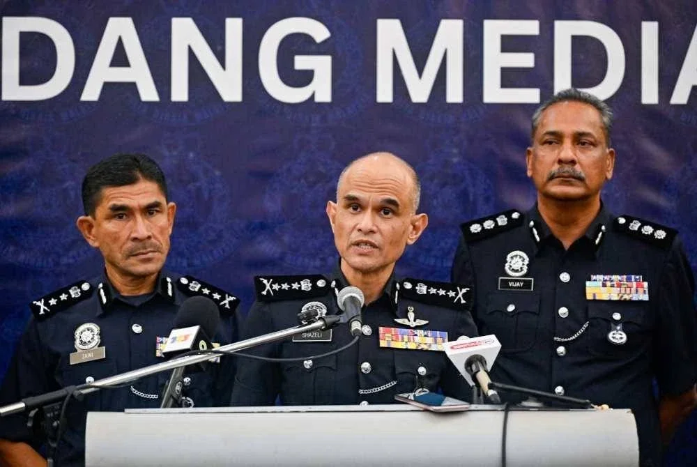 Shazeli (tengah) bercakap kepada pemberita dalam sidang akhbar di IPK Selangor pada Khamis.