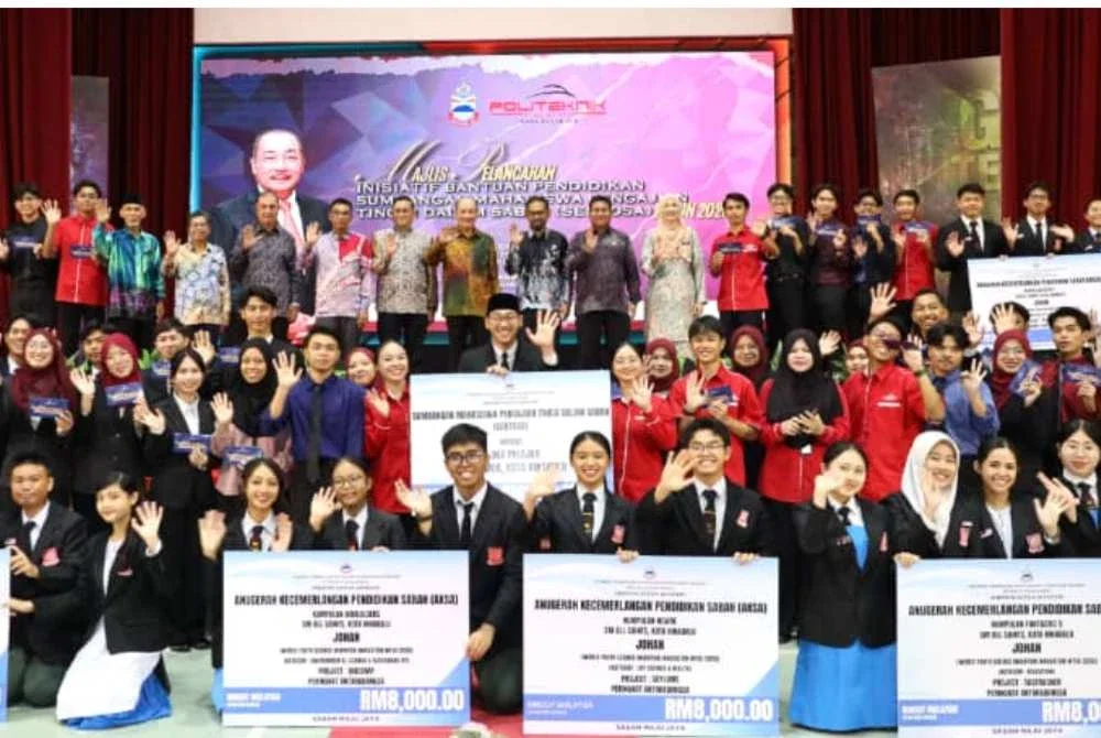 Hajiji bergambar bersama penerima bantuan insiaitif SENTOSA) pada Majlis Pelancaran SENTOSA Tahun 2026 di Dewan Rafflesia, Politeknik Kota Kinabalu.