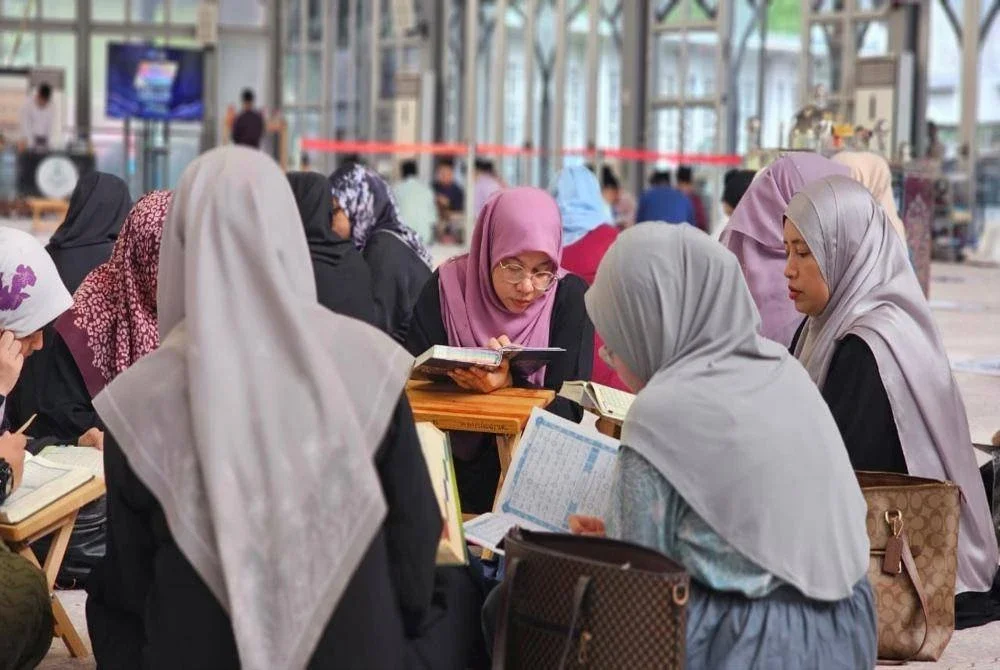 Peserta berkumpul dan bertadarus al-Quran pada program HASiL #QuranHour di Masjid Damansara Perdana pada Khamis.