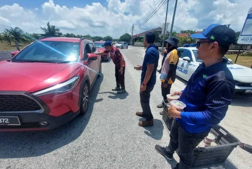 Sebahagian daripada 200 pek bubur lambuk yang disediakan secara gotong-royong oleh warga MARDI Cerating diagihkan kepada orang ramai bagi menyantuni komuniti setempat sempena bulan Ramadan