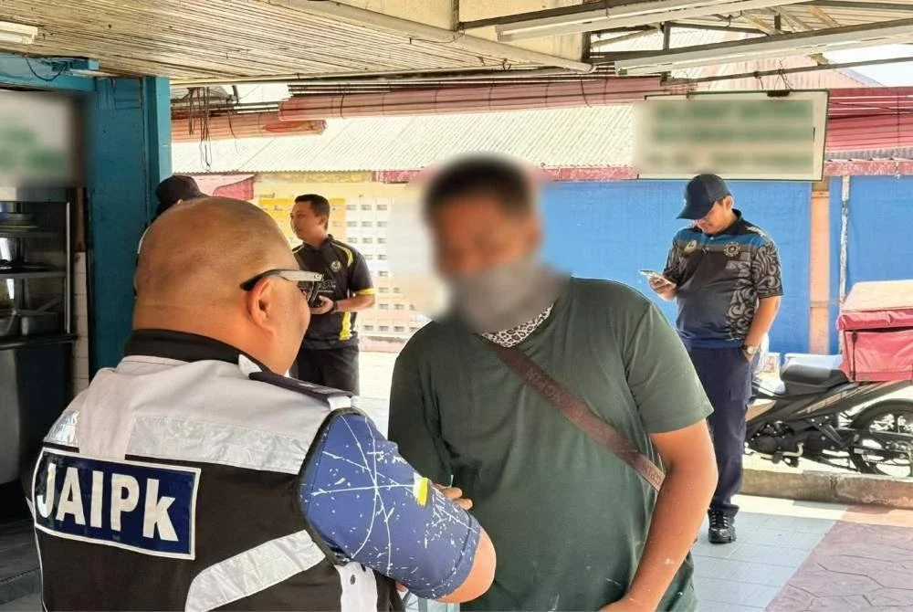 Penguat kuasa JAIPk menjalankan pemantauan di sekitar daerah Kuala Kangsar melalui Operasi Ramadan pada Khamis.