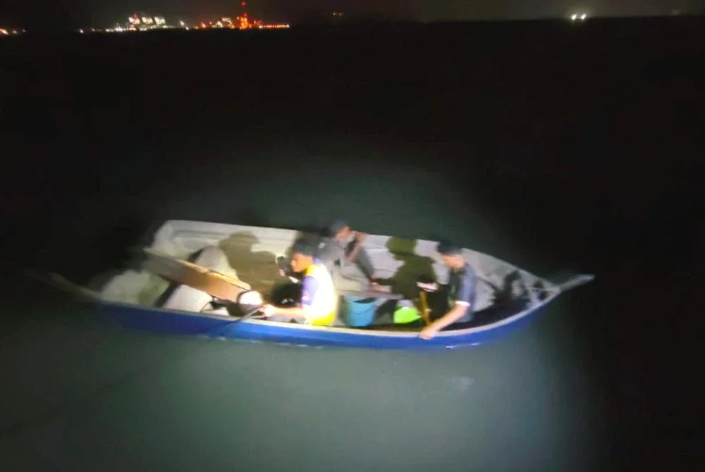 Ketiga-tiga mangsa berjaya diselamatkan selepas hanyut di tengah laut.