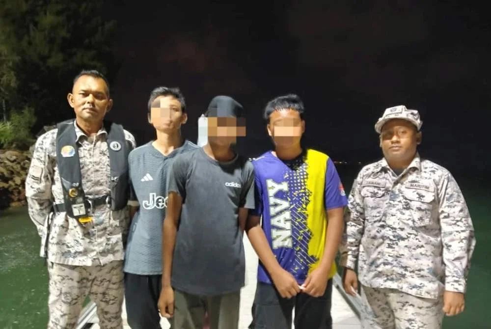 Maritim Malaysia berjaya menyelamatkan tiga remaja yang hanyut di tengah laut di perairan Pasir Panjang pada Rabu.