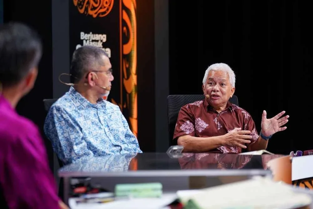 Hussamuddin (kanan) ketika program Interviu sempena penganjuran World #QuranHour 2026 bertajuk 'Bangun Malam dan Kualiti Manusia Pembina Dunia' pada Khamis. ABDUL WAHID.
