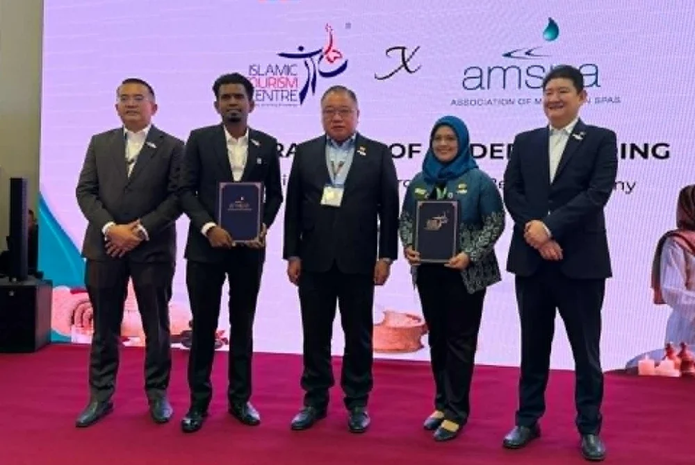 King Sing (tengah) bersama Mohammad Faisal (dua dari kiri) dan Selinastein (dua dari kanan) selepas pemeteraian MoU antara ITC dan AMSPA. 