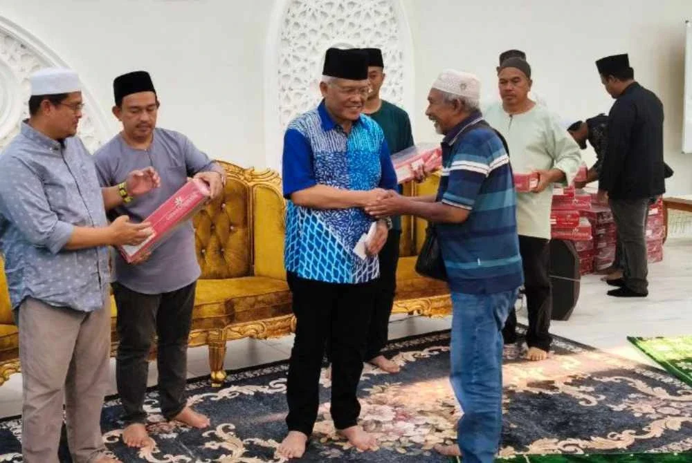 Hamzah menyerahkan sumbangan kepada wakil masjid sempena penyampaian sumbangan kepada surau dan masjid di Parlimen Larut pada Khamis.
