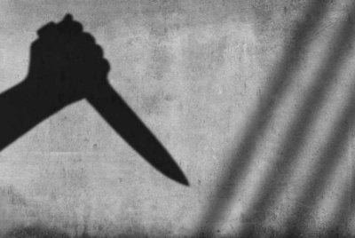 Suspek dilaporkan memukul kepala mangsa menggunakan kayu sebelum menikam tubuh mangsa menggunakan golok.
