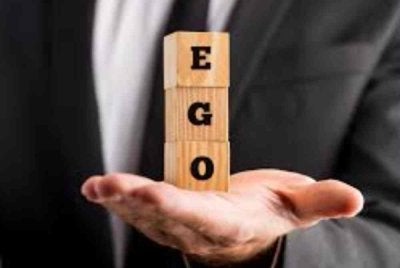 Ego menghalang penerimaan kebenaran dan menjadikan seseorang lebih fokus pada memenangi hujah daripada menjaga hubungan. Gambar hiasan 