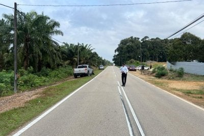 Penunggang dan pembonceng motosikal maut dirempuh pemandu pikap positif dadah di Jalan Rencong, Lenga Muar. - Foto PDRM