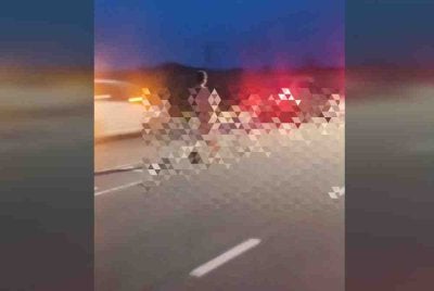 Lelaki berjalan bogel yang videonya tular ditahan polis pada Rabu.