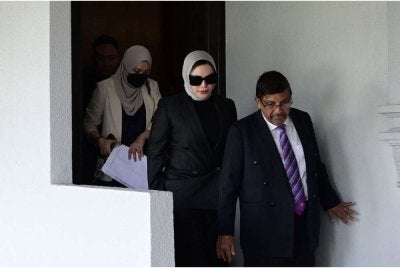 Selepas tiga bulan pemergian Allahyarham Datuk Seri Bung Moktar, Zizie Izette (tengah) hadir di Mahkamah Sesyen Kuala Lumpur pada Khamis untuk membela diri terhadap tuduhan bersubahat.