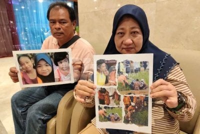 Siti Aishah dan suami memegang gambar tiga anak mereka dan lokasi kejadian ketika ditemui pemberita di Kuala Terengganu pada Rabu. Foto Sinar Harian