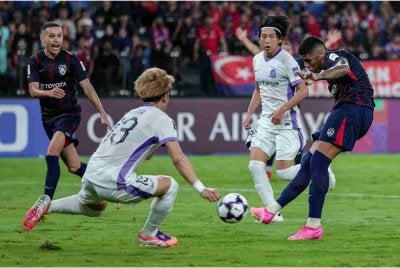 Bergson (kanan) berjaya menjaringkan gol walau dihalang pemain Sanfrecce, Naoto Arai (dua, kiri) pada perlawanan Pusingan 16 Zon Timur ACLE 2025/26 di Stadium Sultan Ibrahim malam tadi. Foto: Bernama
