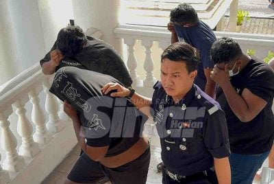 Keempat-empat mereka mengaku tidak bersalah terhadap pertuduhan mendatangkan kecederaan parah terhadap seorang lelaki menggunakan parang.