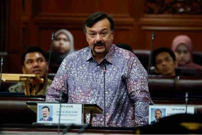 Amir Hamzah ketika Pertanyaan-pertanyaan bagi Jawab Lisan sempena Mesyuarat Pertama, Penggal Kelima Parlimen ke-15 Dewan Negara di Bangunan Parlimen, pada Khamis. Foto Bernama