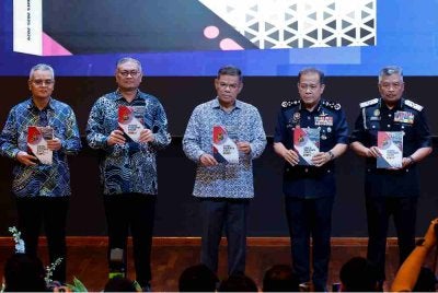 Menteri Dalam Negeri, Datuk Seri Saifuddin Nasution Ismail (tengah) meluncurkan buku Strategi Pencegahan Rasuah (IACS) Jabatan Imigresen Malaysia pada Perhimpunan Bulanan Kementerian Dalam Negeri di Kompleks Setia Perkasa pada Khamis.
Turut sama Timbalan Menteri Dalam Negeri, Datuk Seri Dr Shamsul Anuar Nasarah (dua, kiri), Timbalan Ketua Setiausaha (Dasar dan Kawalan), Datuk Makhzan Mahyuddin (kiri), Ketua Polis Negara, Datuk Seri Mohd Khalid Ismail (dua, kanan) dan Ketua Pengarah Imigresen, Datuk Zakaria Shaaban (kanan). Foto Bernama