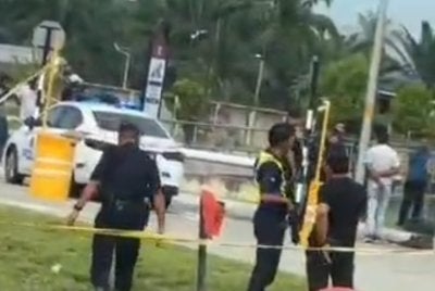 Tangkap layar rakaman video tular memaparkan seorang lelaki disyaki suspek yang cedera selepas dilanggar sebuah kenderaan di Taman Seri Kapar, Klang pada Isnin.