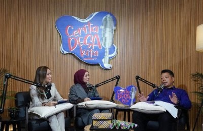 Abdul Kahar (kanan) bersama Nor Najihah (kiri) dan Anim (tengah) pada Program audio siar Cerita Desa Kita yang disiarkan menerusi Youtube dan Facebook KKDW dan platform Sinar Harian pada Jumaat minggu keempat.