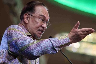 Anwar berucap pada majlis amanat sempena lawatan kerja Perdana Menteri bersama warga pengurusan Felda di Menara Felda, pada Khamis. Foto Bernama 