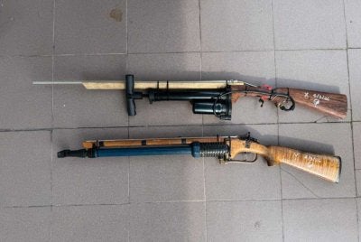 Dua laras senapang angin buatan sendiri yang dijumpai susulan penahanan suspek.