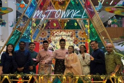 Usahawan, Datuk Seri Aliff Syukri Kamarzaman (lima dari kiri) dan penyanyi Bella Astillah (empat dari kanan) antara tetamu jemputan yang bakal memeriahkan kempen Kaleido Raya Moments anjuran MyTOWN Shopping Centre dengan kerjasama CIMB.