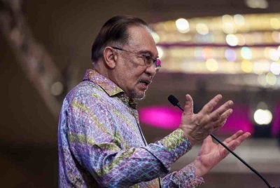 Anwar berucap pada majlis amanat sempena lawatan kerja Perdana Menteri bersama warga pengurusan Felda di Menara Felda, pada Khamis. Foto Bernama