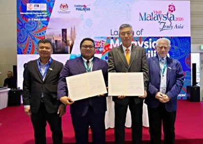 Wakil Inspire Travel Malaysia Sdn Bhd, Afiq Hassan (dua dari kiri) selepas menandatangani kontrak pelancongan dengan Syarikat Topview Holiday Japan Co. Ltd sambil diiringi Kamarudin (kanan) dan Mohd Azwan (kiri).