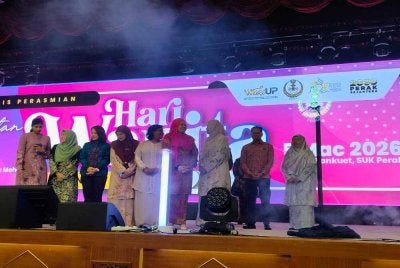 Salbiah (empat dari kanan) menyempurnakan perasmian Sambutan Hari Wanita Peringkat Negeri Perak yang berlangsung di Bangunan Perak Darul Ridzuan, Ipoh pada Khamis.