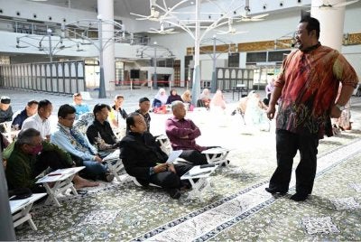 PANEL pembinaan modul yang juga pensyarah Pengajian Tahfiz al-Quran dan Qiraat UPSI, Profesor Madya Dr Ahmad Zulfiqar Shah Abdul Hadi (kanan) ketika mengendalikan Kursus Fahami Bacaan dalam Solat.