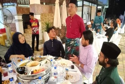 Rozi (tiga dari kanan) ketika menghadiri Majlis Santuni Ramadan peringkat UMNO Bahagian Hulu Terengganu pada Rabu.