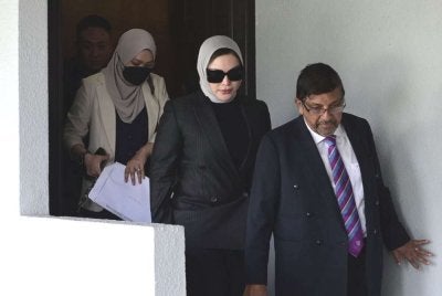 Zizie Izette (tengah) hadir di Mahkamah Sesyen Kuala Lumpur pada Khamis.