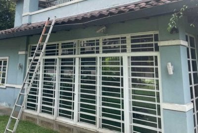 Seorang lelaki meninggal dunia selepas kediamannya di Jalan Kenyalang, Kota Damansara di sini terbakar pada Khamis. FOTO: Bomba Selangor 
