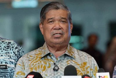 Mohamad (tengah) bercakap pada sidang media sempena Program Ihya Ramadan Perdana Menteri bersama warga kerja Kementerian Pertanian dan Keterjaminan Makanan (KPKM) di Wisma Tani, Kuala Lumpur pada Khamis. Foto Bernama