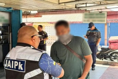 Penguat kuasa JAIPk menjalankan pemantauan di sekitar daerah Kuala Kangsar melalui Operasi Ramadan pada Khamis.
