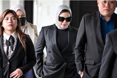 Zizie Izette (dua, kanan) hadir di Mahkamah Sesyen pada Khamis bagi prosiding membela diri terhadap tuduhan bersubahat dalam kes rasuah membabitkan kelulusan Felcra bagi pelaburan RM150 juta dalam unit amanah Public Mutual. Foto Bernama