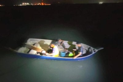 Ketiga-tiga mangsa berjaya diselamatkan selepas hanyut di tengah laut.
