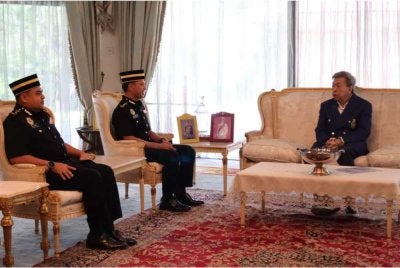 Sultan Sharafuddin (kanan) berkenan menerima menghadap Mohd Azwan (dua dari kanan) dan Khairul Izwan di Istana Kayangan, Shah Alam pada Khamis. Foto ihsan FB SPRM Negeri Selangor