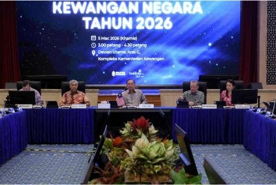 Anwar (tengah) mempengerusikan Mesyuarat Majlis Kewangan Negara 2026 di Kementerian Kewangan, Kuala Lumpur pada Khamis. Foto Bernama