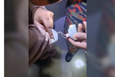 Bomba sukarela bantu polis potong gari.