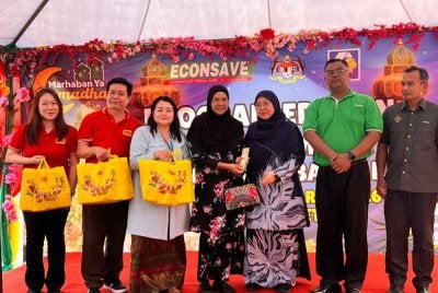 Fuziah menyampaikan bakul rezeki kepada penerima sumbangan